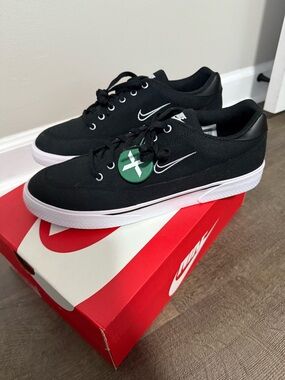 Nike Men’s Black & White Low-Top Sneakers